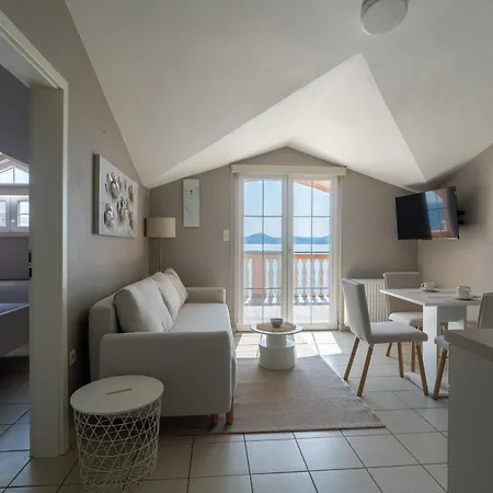 Calmasol Beachfront Apartment Sukošan