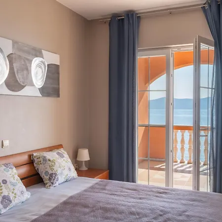 Calmasol Beachfront Apartment Sukošan